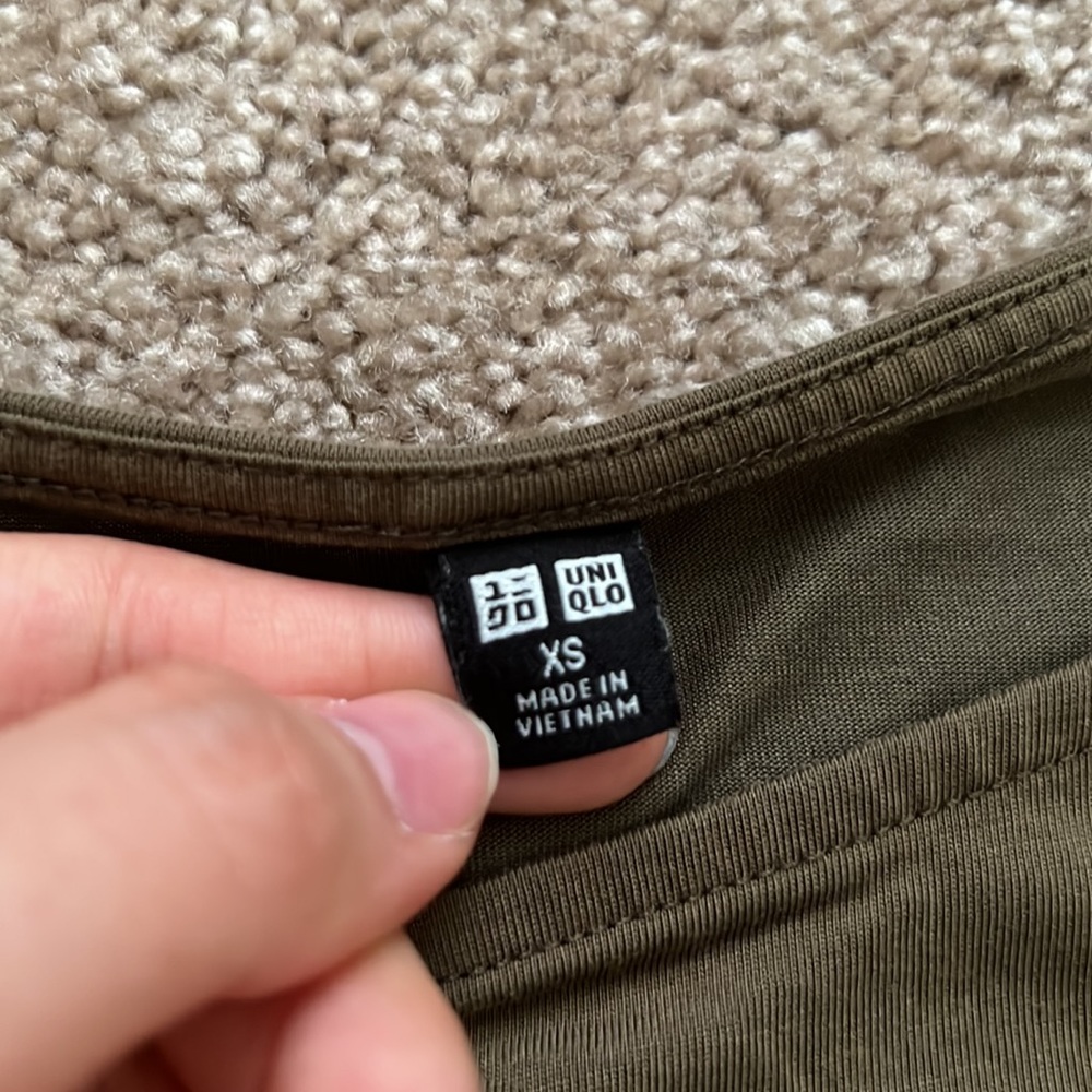 UNIQLO top - Picture 2 of 3